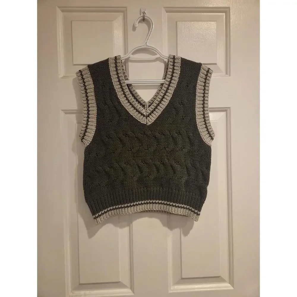 Crescent-  size medium -Green and Cream Cable Knit Sleeveless Sweater Vest - Picture 4 of 8